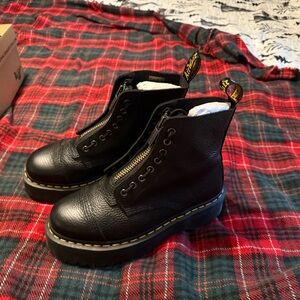 Women’s Balck Sinclair milled Nappa zip up Dr. Martens women’s us size 9 EU 41